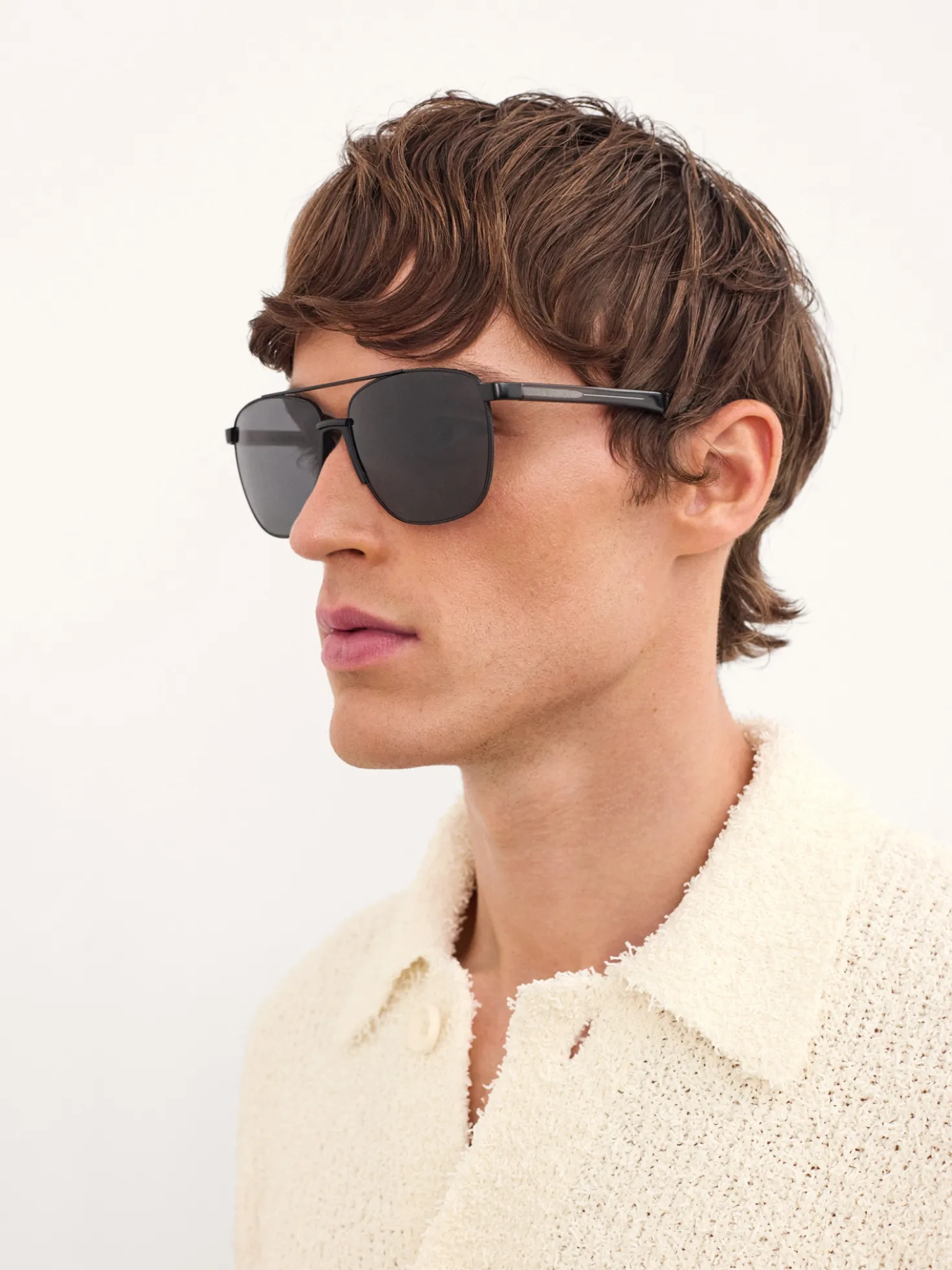 Atrakcyjne czarne okulary przeciwsłoneczne typu Aviator