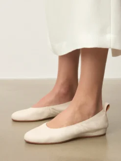 Baleriny off white ze złotym monogramem
