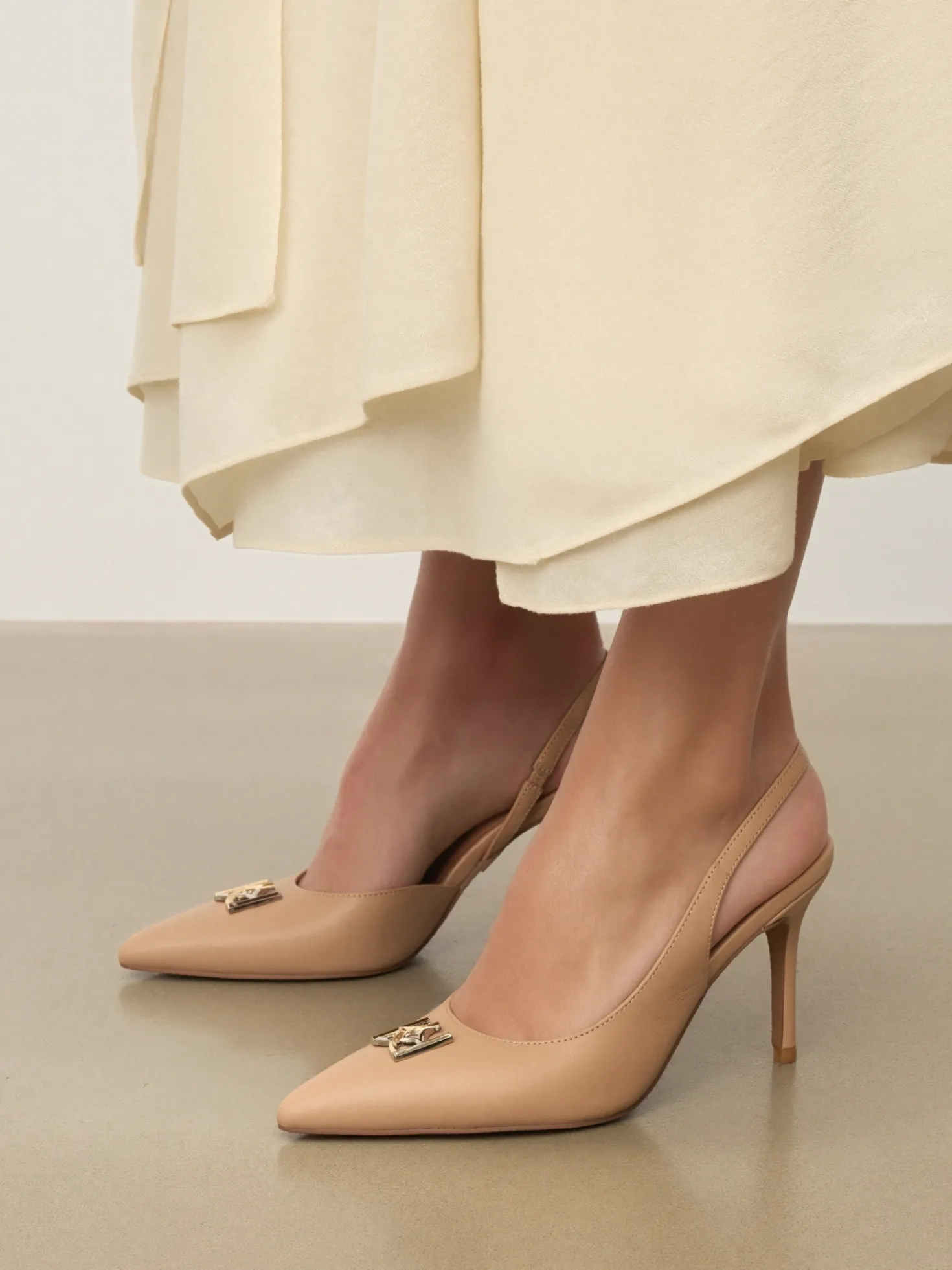 Beżowe czółenka slingback z dwukolorowym monogramem KAZAR