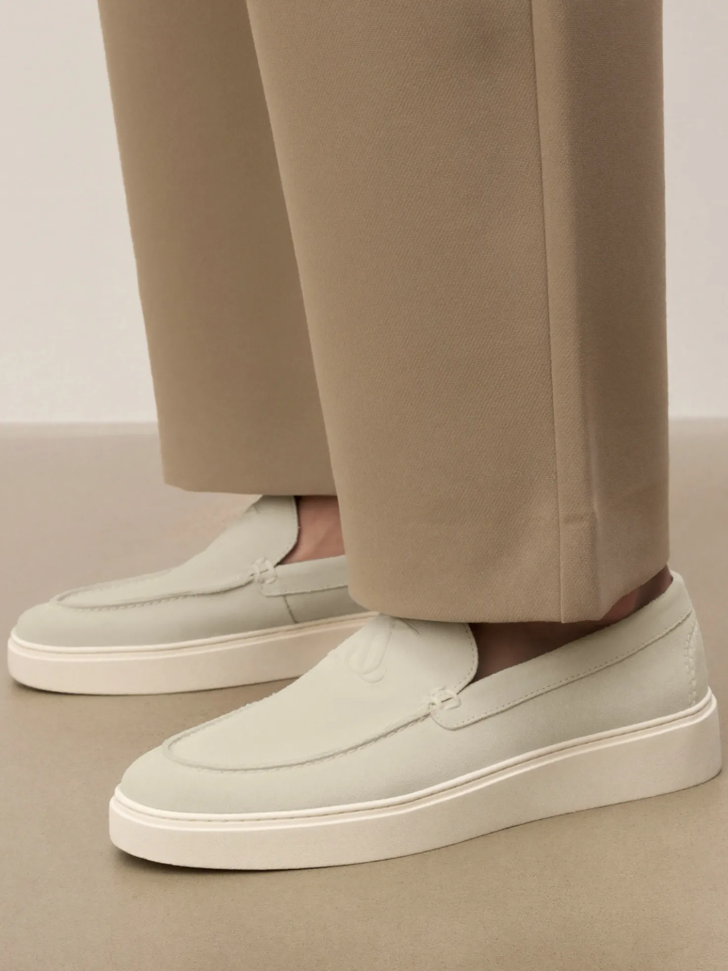Beżowe loafersy z zamszu na podeszwie typu sneakers