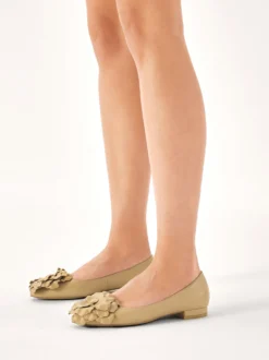 Beżowe płaskie czółenka z kwiatkiem