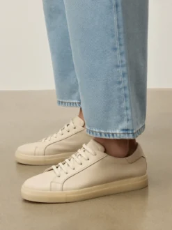 Beżowe skórzane sneakersy męskie w stylu smart casual