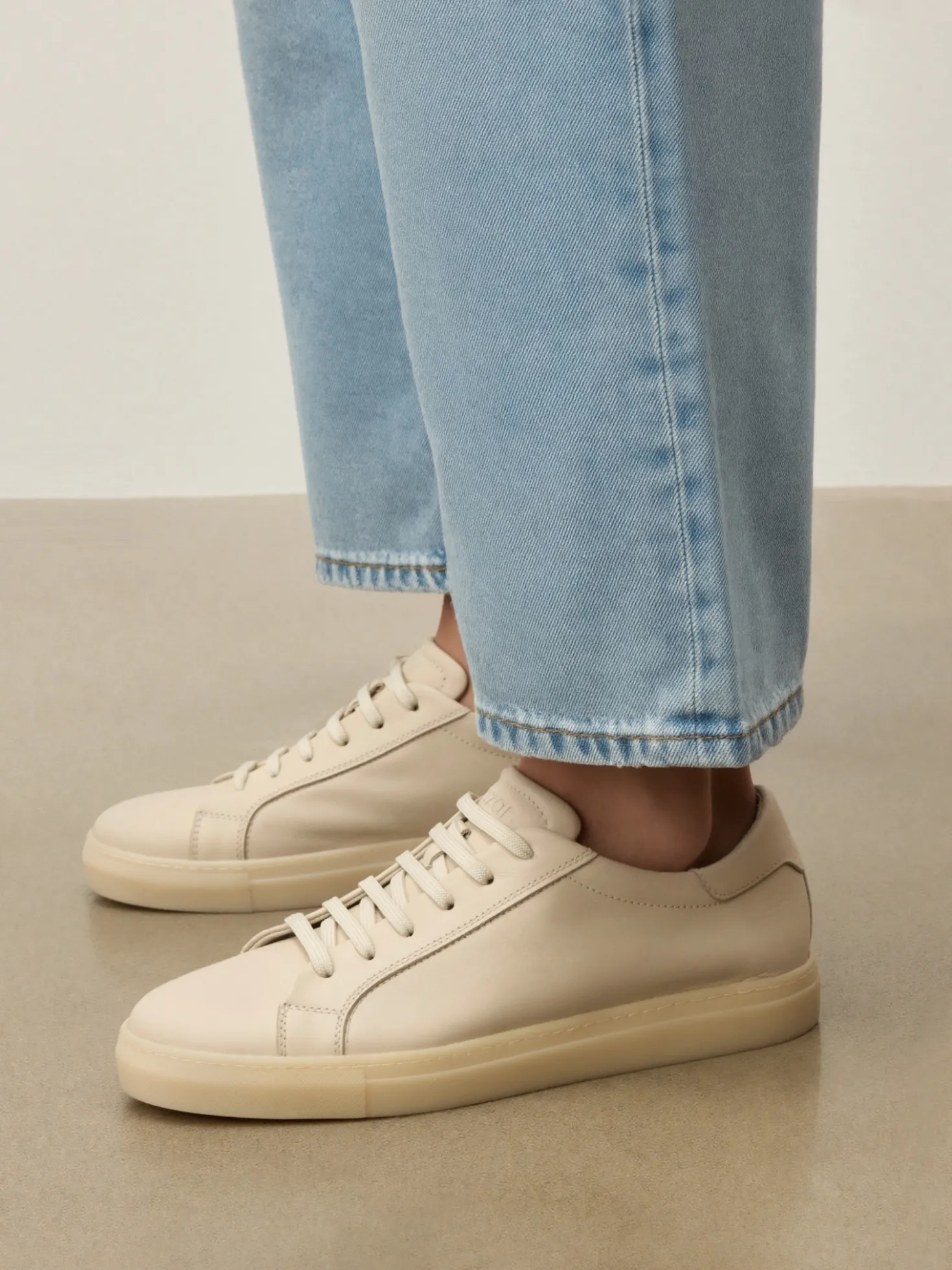 Beżowe skórzane sneakersy męskie w stylu smart casual