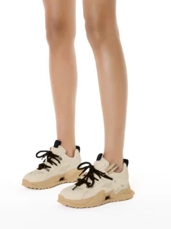 Beżowe sneakersy z łączonych materiałów