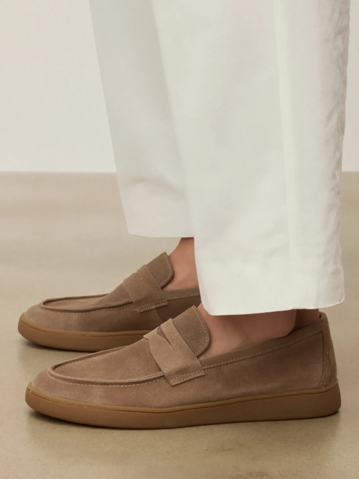 Beżowe zamszowe loafersy na podeszwie typu sneakers