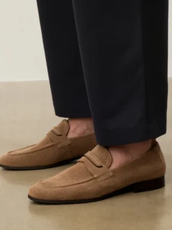 Beżowe zamszowe loafersy z perforowaną cholewką