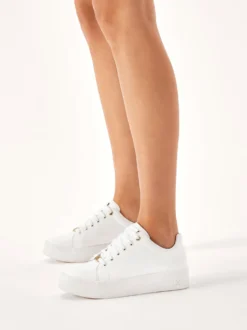 Białe minimalistyczne sneakersy na prostej podeszwie