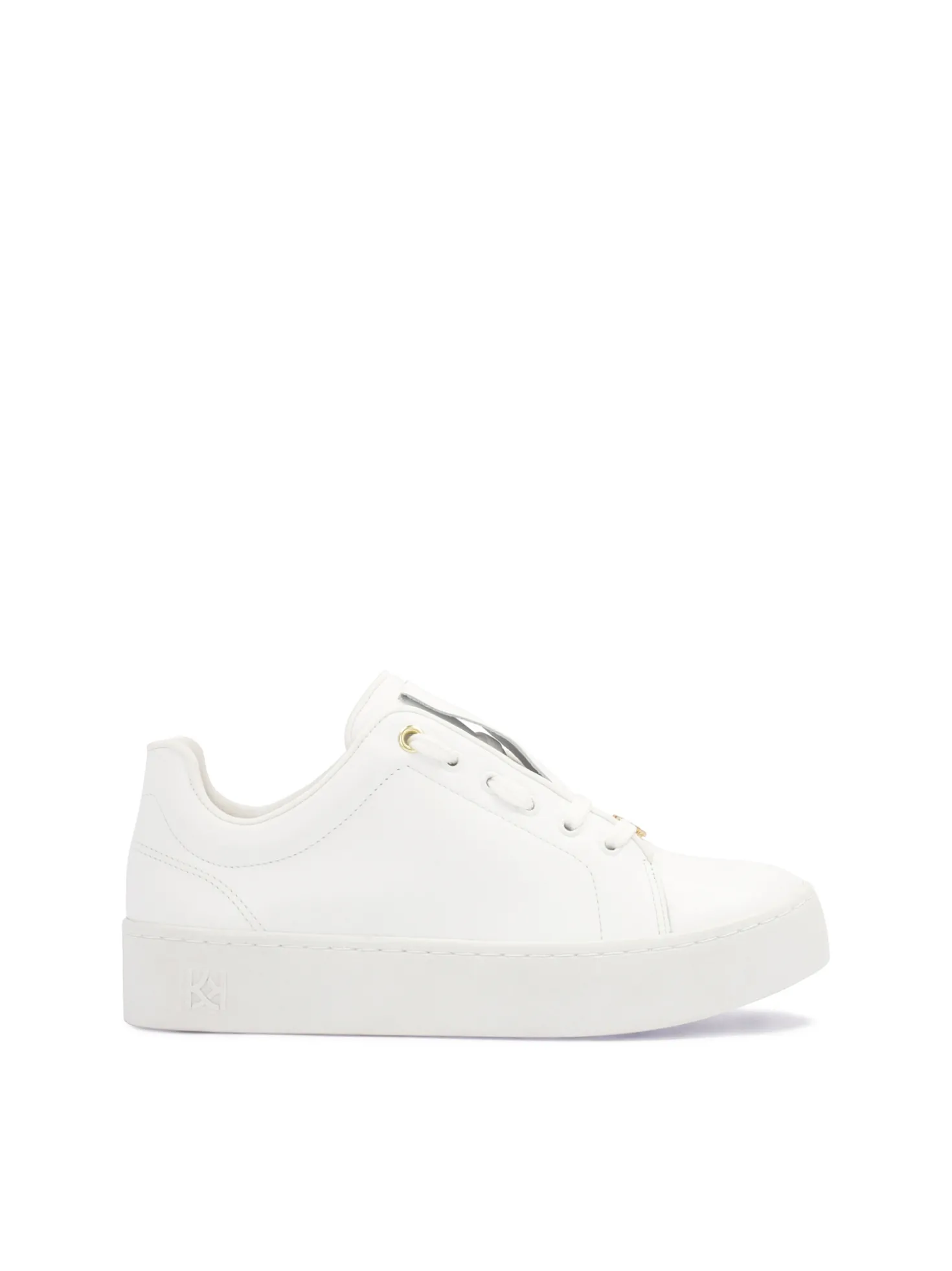 Białe minimalistyczne sneakersy na prostej podeszwie