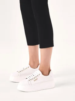 Białe skórzane sneakersy na grubej podeszwie