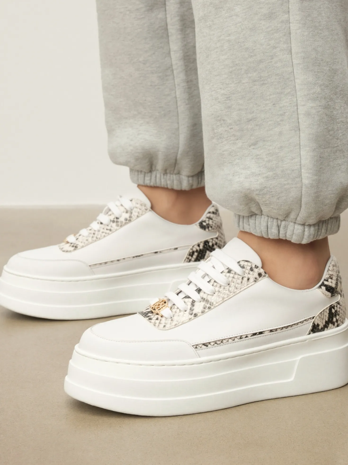 Białe skórzane sneakersy z wężowym motywem