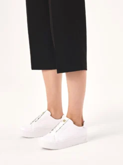 Białe sneakersy w tłoczone monogramy KAZAR