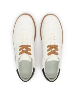Białe sneakersy ze skóry naturalnej z czarnym zapiętkiem