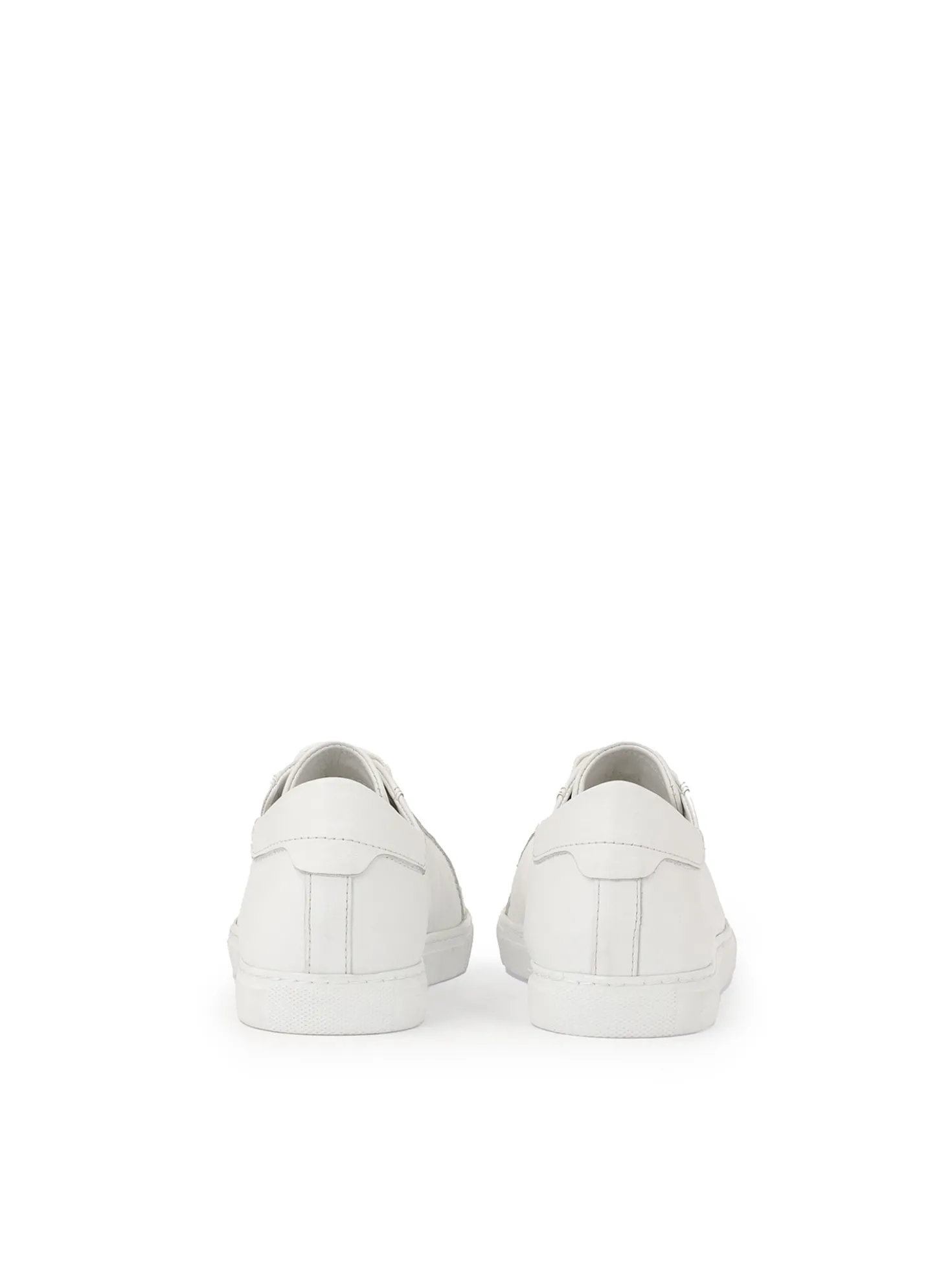 Białe sneakersy z gładką cholewką