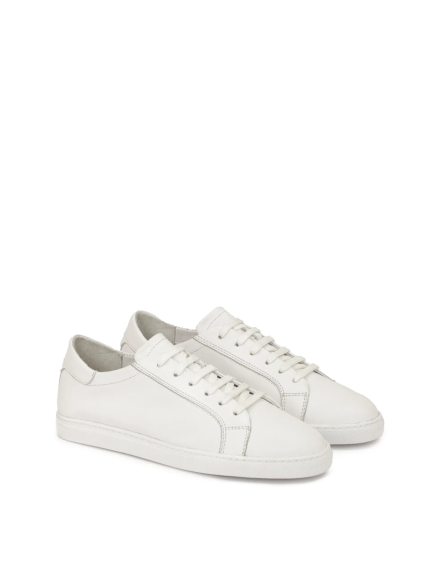 Białe sneakersy z gładką cholewką