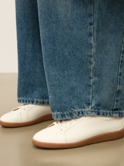 Białe sneakersy z niską cholewką