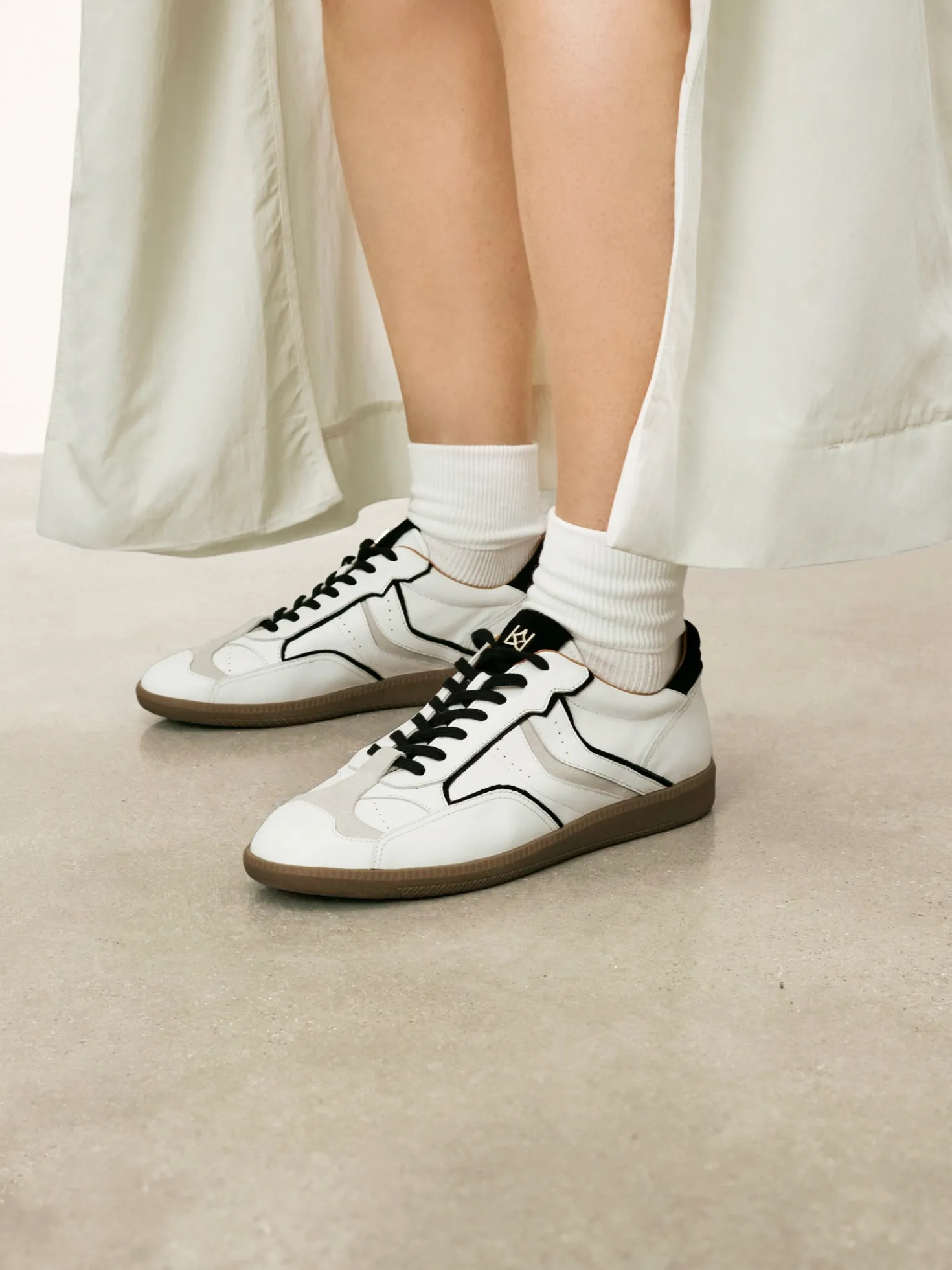 Biało-czarne sneakersy ze skóry z wzorem zamszowych wstawek