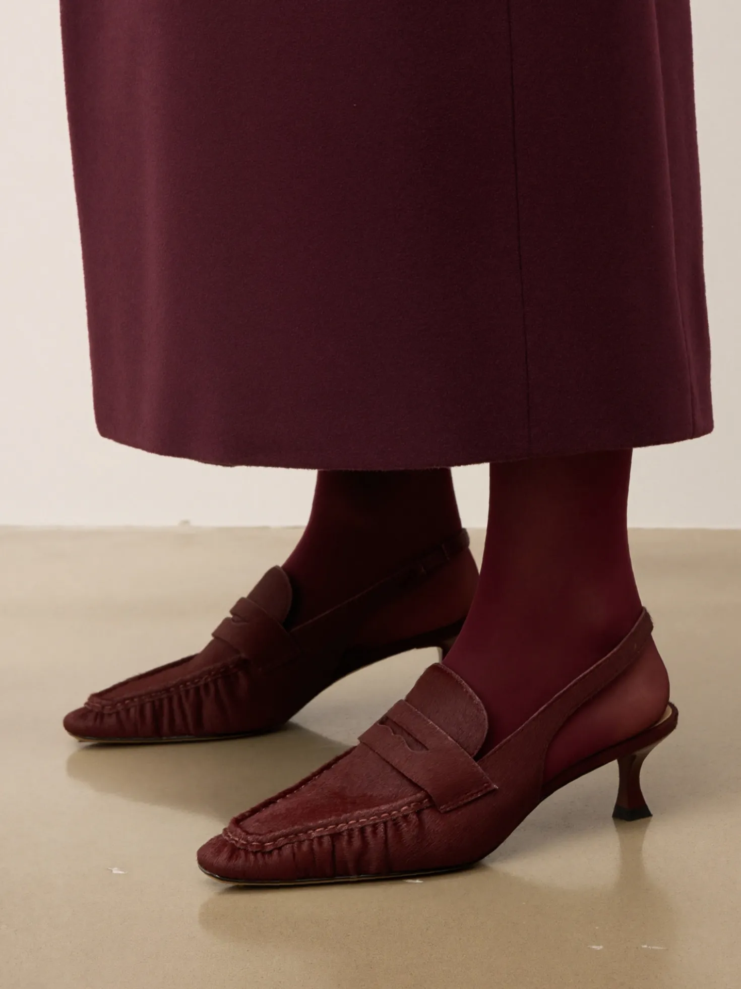 Bordowe czółenka slingback z włosiem