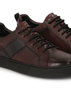 Bordowe sneakersy z perforowaną cholewką