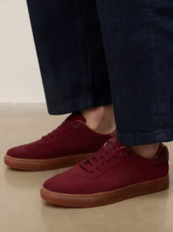 Bordowe zamszowe sneakersy na kontrastującej podeszwie