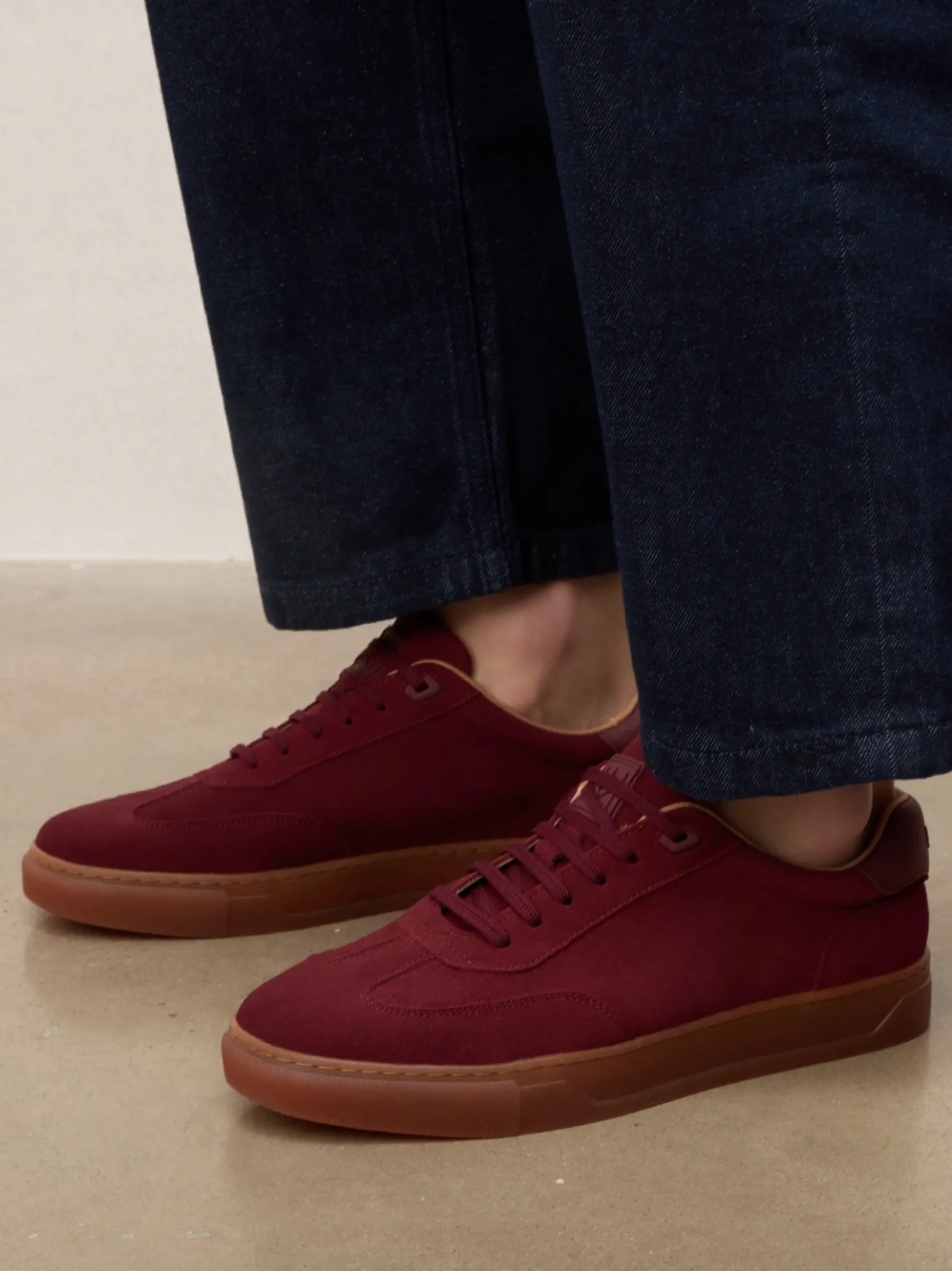 Bordowe zamszowe sneakersy na kontrastującej podeszwie