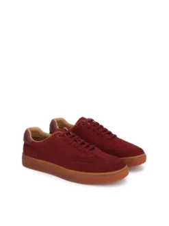 Bordowe zamszowe sneakersy na kontrastującej podeszwie