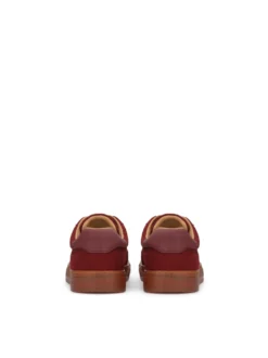 Bordowe zamszowe sneakersy na kontrastującej podeszwie