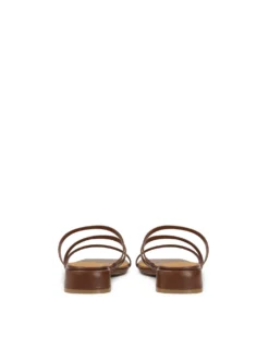 Brązowe klapki na płaskiej podeszwie