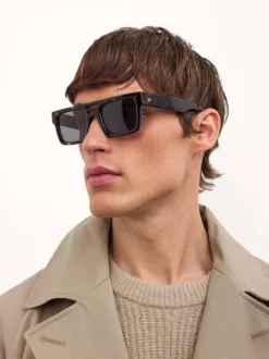 Brązowe klasyczne okulary wayfarer