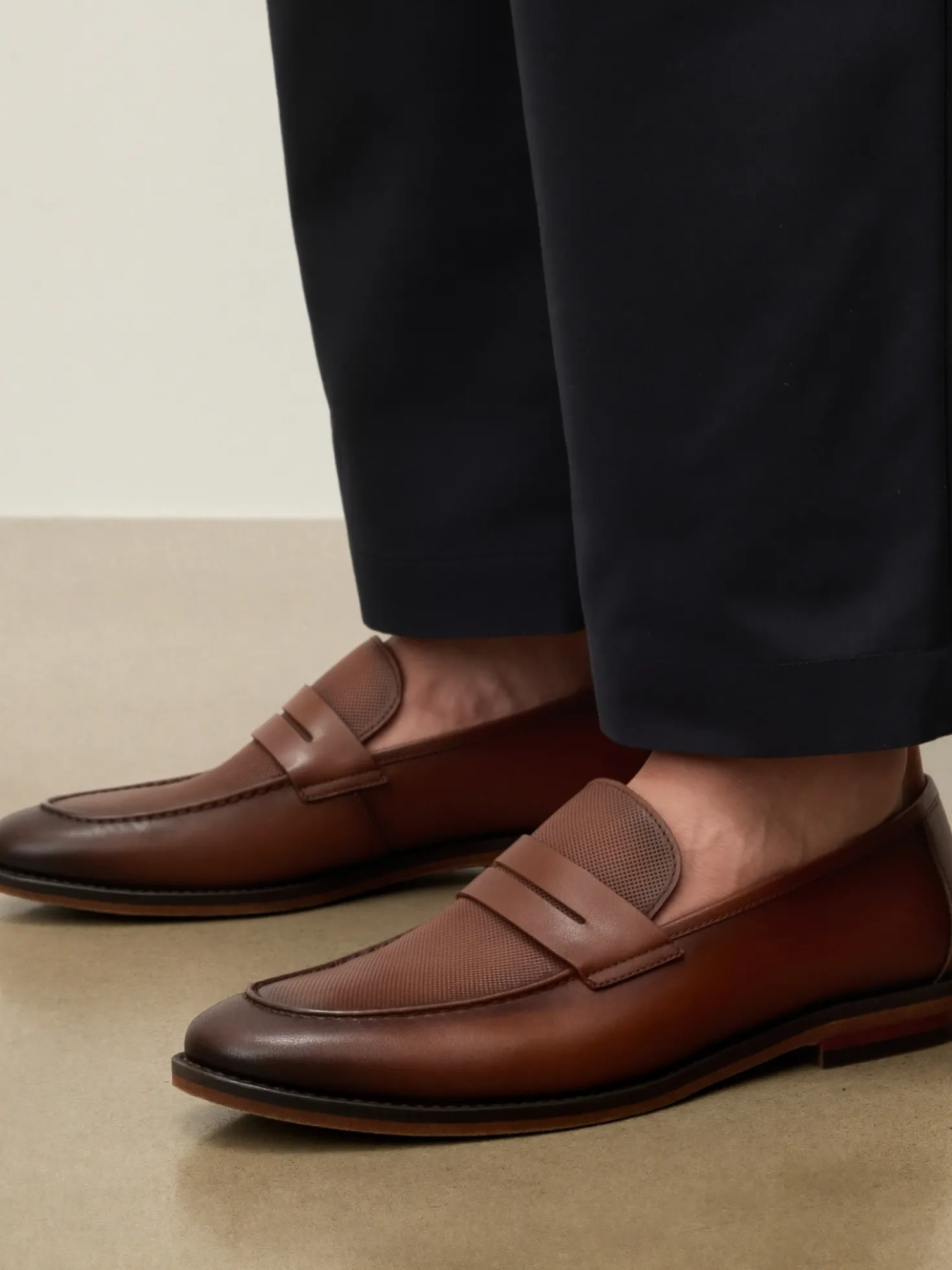 Brązowe loafersy ze zdobioną cholewką