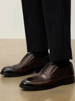 Brązowe półbuty ze zdobieniem brogue