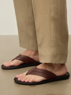 Brązowe skórzane klapki japonki męskie z perforowaną cholewką