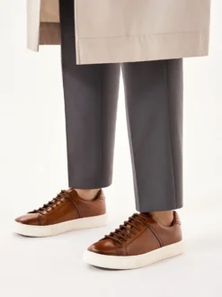 Brązowe sneakersy męskie na białej podeszwie