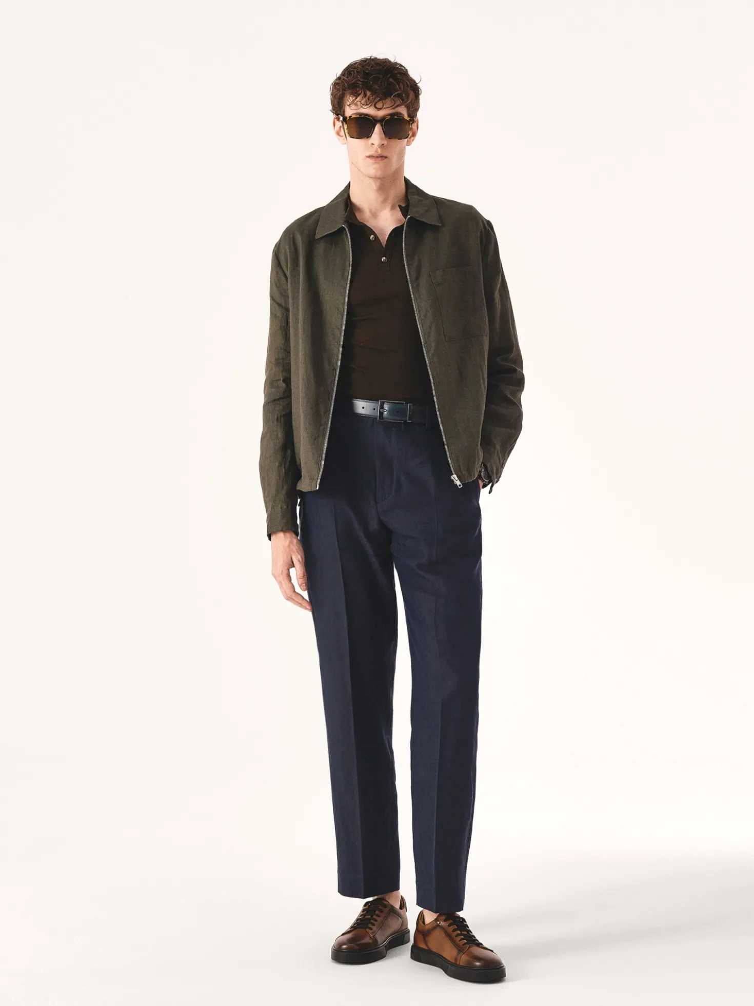 Brązowe sneakersy w stylu smart casual