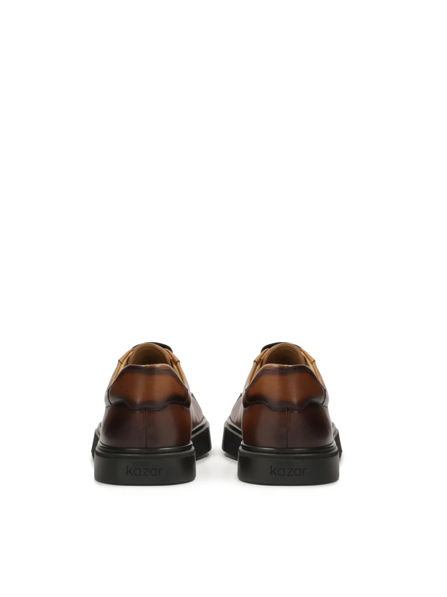 Brązowe sneakersy w stylu smart casual