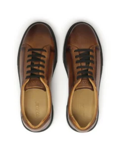 Brązowe sneakersy w stylu smart casual