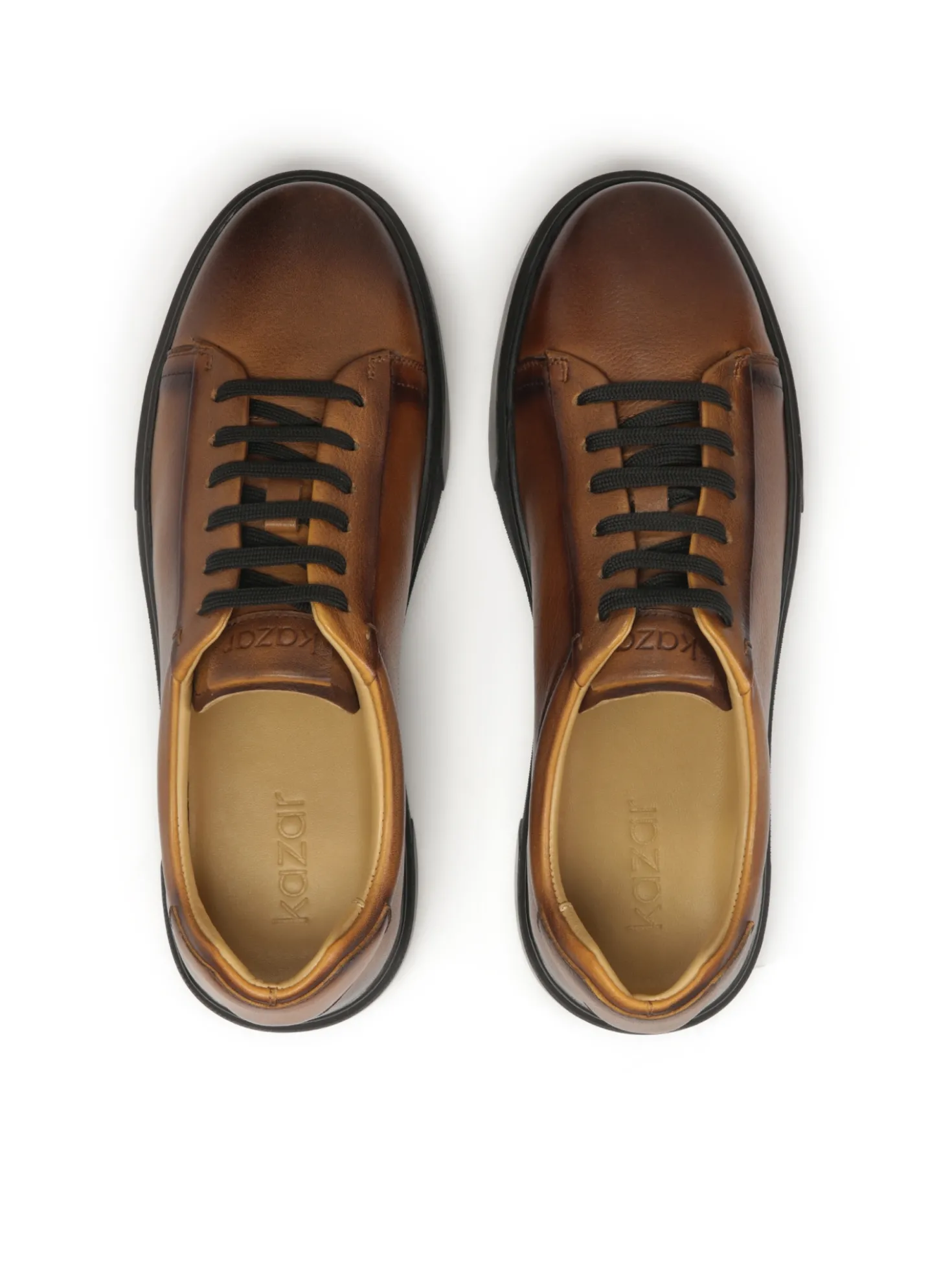 Brązowe sneakersy w stylu smart casual