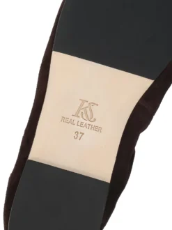 Brązowe zamszowe baleriny z elastyczną gumką i srebrnym monogramem