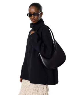Czarna skórzana torebka na ramię z regulowanym uchwytem