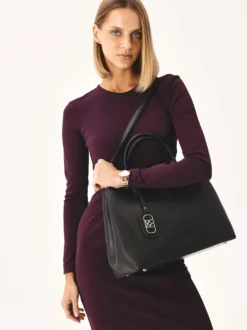 Czarna skórzana torebka w stylu minimal