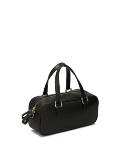 Czarna torebka o ciekawym kształcie