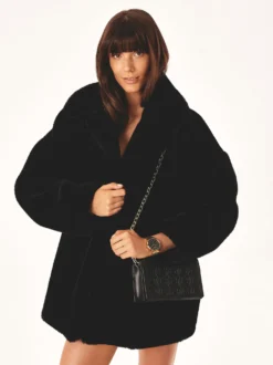 Czarna torebka w monogramy z paskiem i łańcuszkiem