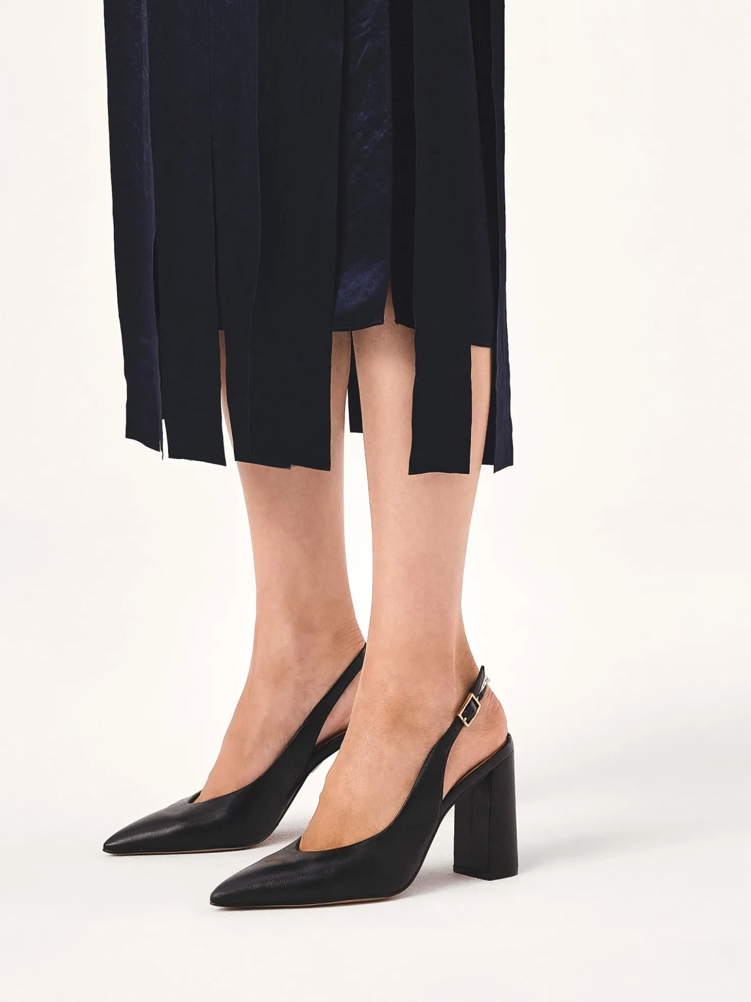 Czarne czółenka slingback na szerokim obcasie