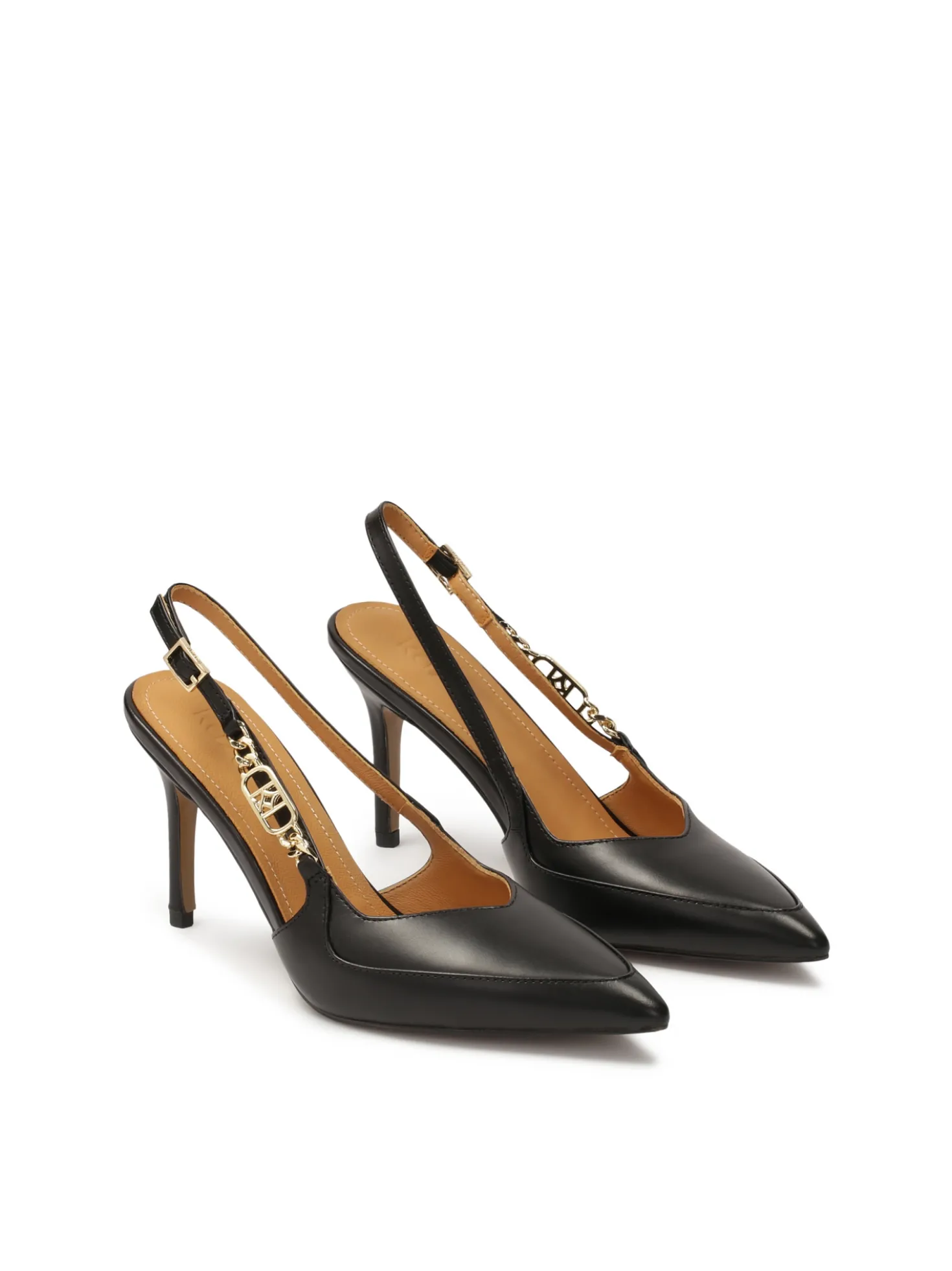 Czarne czółenka slingback z metalowym monogramem