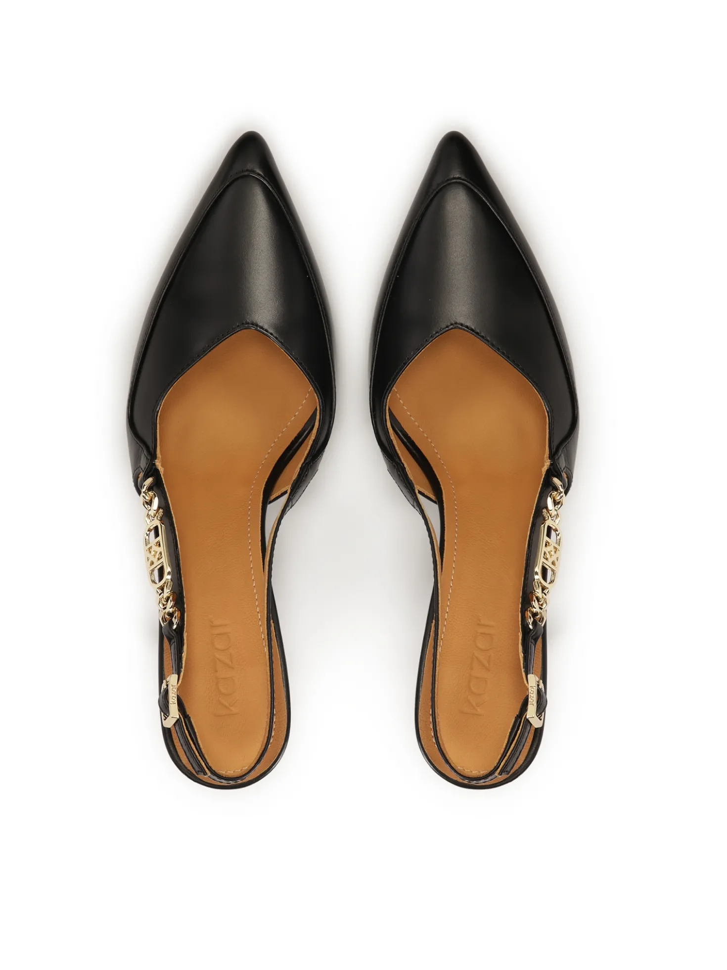 Czarne czółenka slingback z metalowym monogramem