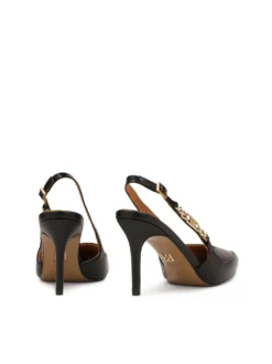 Czarne czółenka slingback z metalowym monogramem
