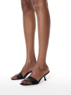 Czarne klapki na niskim oryginalnym obcasie