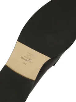 Czarne klapki w stylu loafersów