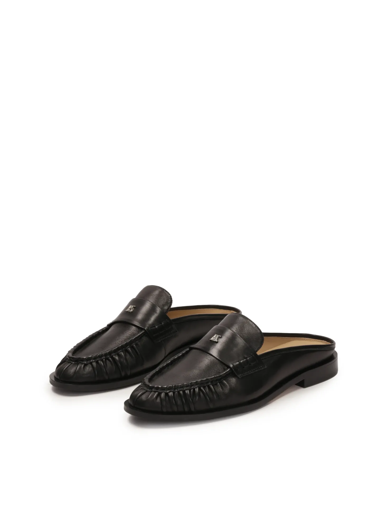 Czarne klapki w stylu loafersów
