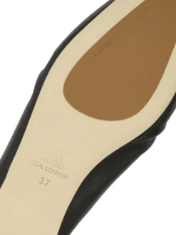 Czarne klapki z ozdobną cholewką