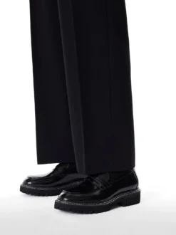Czarne loafersy przeszywane białą nicią